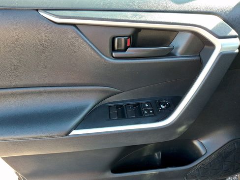 Used 2019 Toyota RAV4 LE FWD image 11