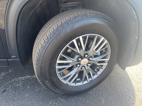 Used 2025 Chevrolet Traverse LT image 9