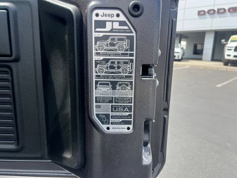 Used 2023 Jeep Wrangler Unlimited Sahara w/ Cold Weather Group AWD/4WD image 57