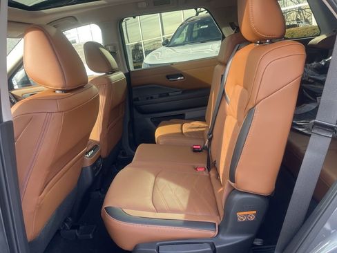 Used 2025 Nissan Pathfinder Platinum w/ Cargo Package AWD/4WD image 21