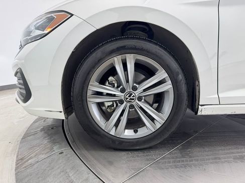 Used 2024 Volkswagen Jetta SE image 9