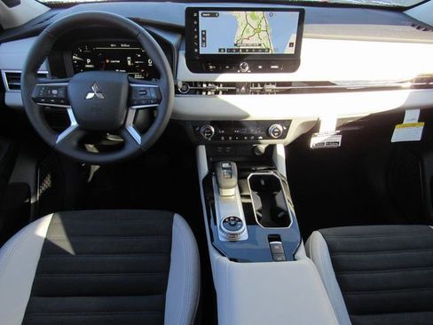 New 2025 Mitsubishi Outlander SE FWD image 9