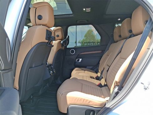 New 2025 Land Rover Discovery Dynamic SE image 6