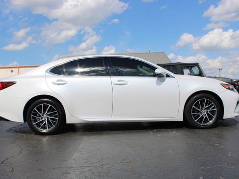 Used 2017 Lexus ES 350 w/ Navigation System Package image 3