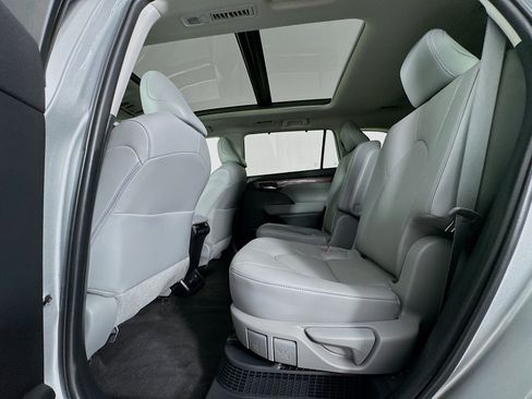 Used 2023 Toyota Highlander Platinum AWD/4WD image 25