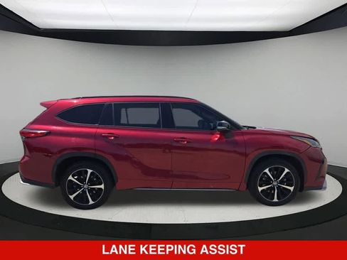 Used 2021 Toyota Highlander XSE FWD image 7