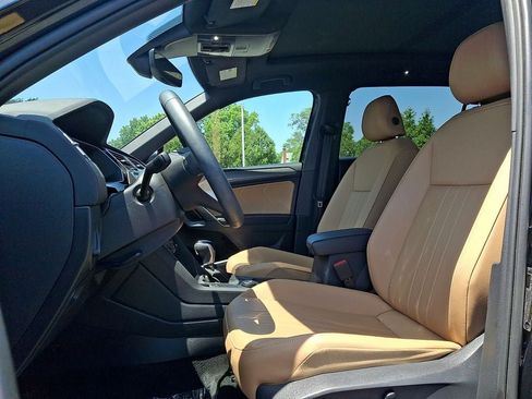 Used 2024 Volkswagen Tiguan SE w/ Panoramic Sunroof Package AWD/4WD image 13