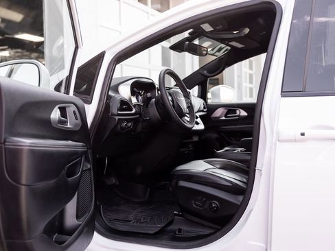 Used 2022 Chrysler Pacifica Touring-L w/ S Appearance Package FWD image 27