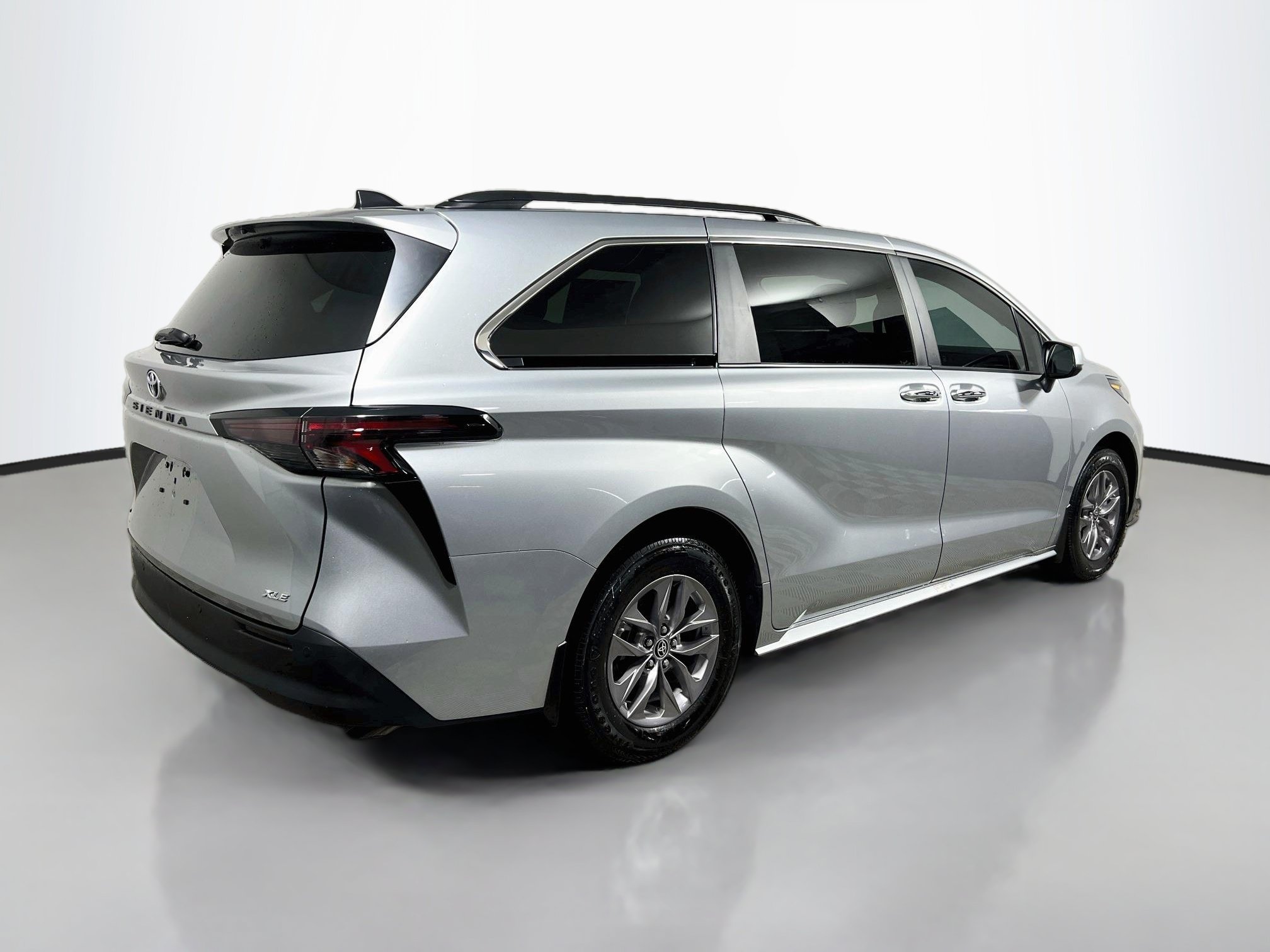 Used 2025 Toyota Sienna XLE w/ XLE Plus Package FWD image 4