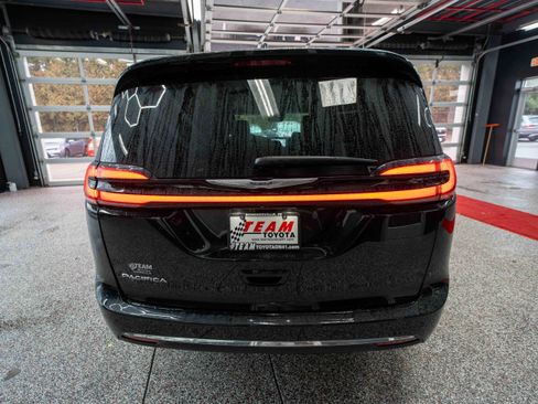 Used 2022 Chrysler Pacifica Touring-L image 3