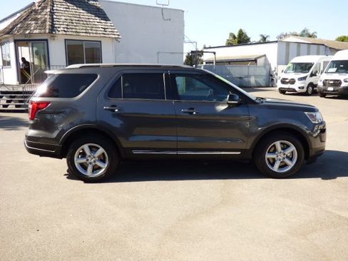 Used 2018 Ford Explorer XLT w/ Equipment Group 202A FWD image 2