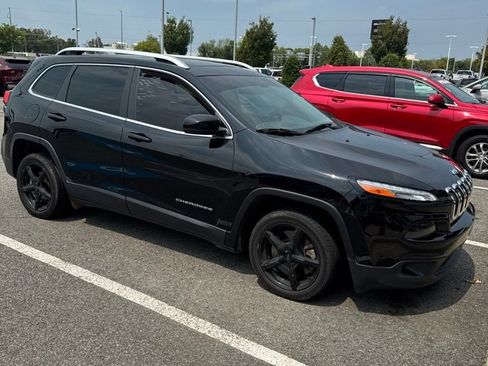Used 2017 Jeep Cherokee Latitude w/ Comfort/Convenience Group FWD image 5