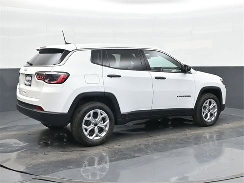 Used 2025 Jeep Compass Sport image 4