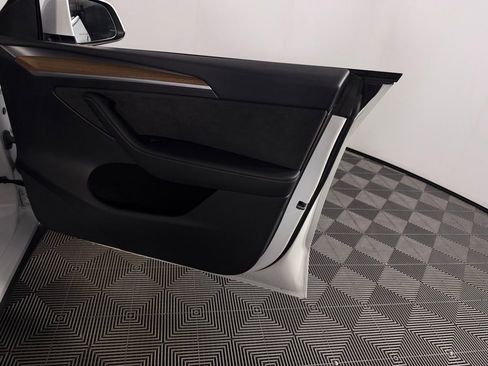Used 2025 Tesla Model Y Long Range RWD image 33