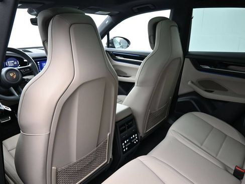 Certified 2025 Porsche Macan 4S Electric AWD/4WD image 8