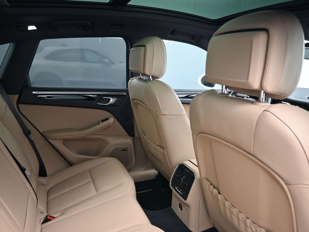 Certified 2026 Porsche Macan AWD/4WD image 7