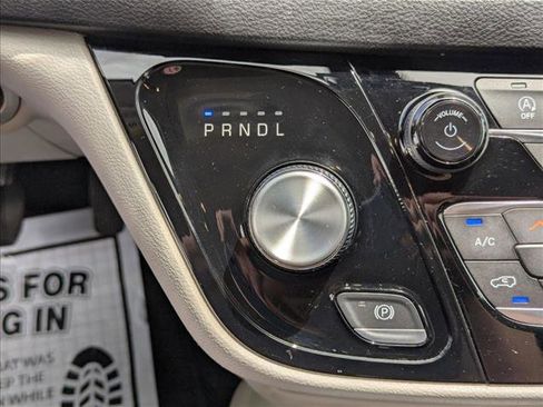 Used 2022 Chrysler Voyager LX FWD image 12