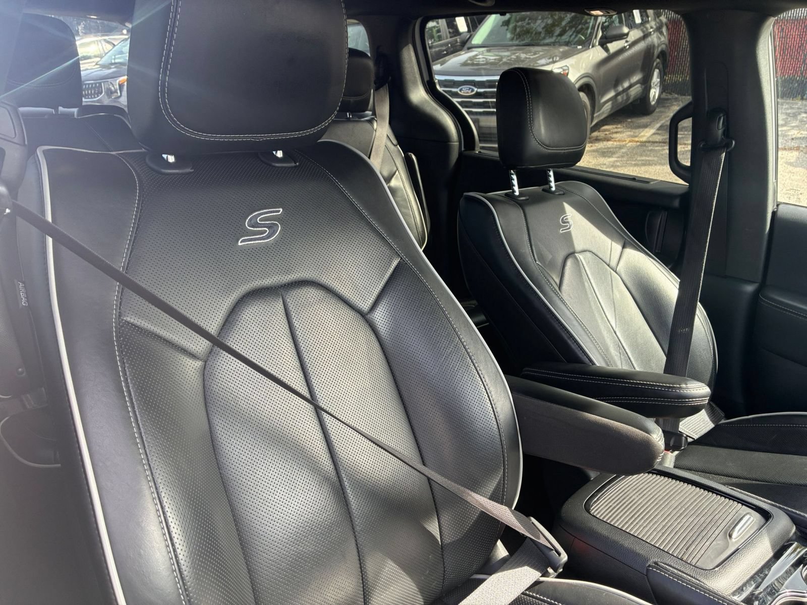 Used 2025 Chrysler Pacifica Limited FWD image 32