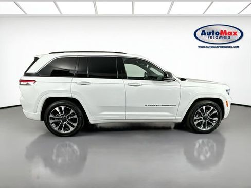 Used 2022 Jeep Grand Cherokee Overland w/ Luxury Tech Group IV AWD/4WD image 10