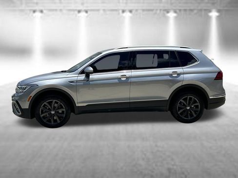 Used 2023 Volkswagen Tiguan SE FWD image 2