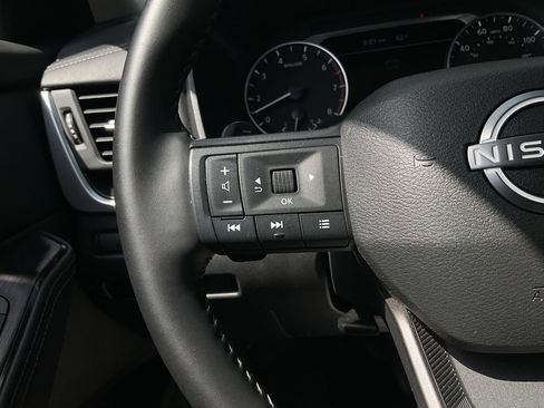 Used 2025 Nissan Rogue SV FWD image 26