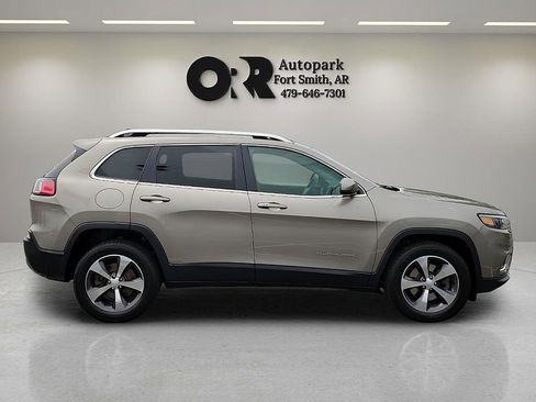 Used 2019 Jeep Cherokee Limited w/ Trailer Tow Group AWD/4WD image 6