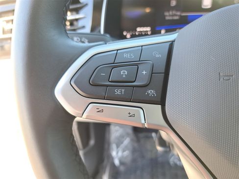 Certified 2025 Volkswagen Jetta SE w/ Sunroof Package image 16