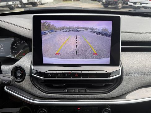 Certified 2024 Jeep Compass Latitude image 32