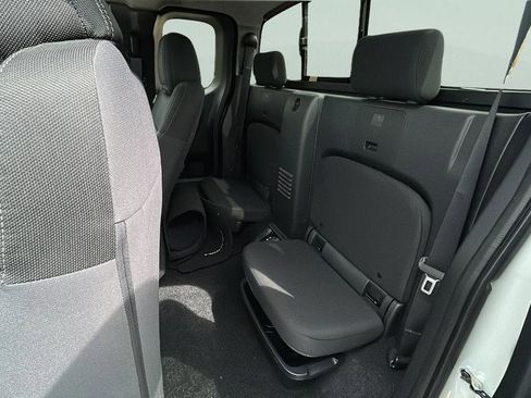 Used 2025 Nissan Frontier SV w/ SV Convenience Package RWD image 15