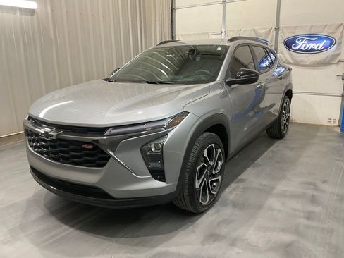 Used 2025 Chevrolet Trax RS w/ Driver Confidence Package image 3