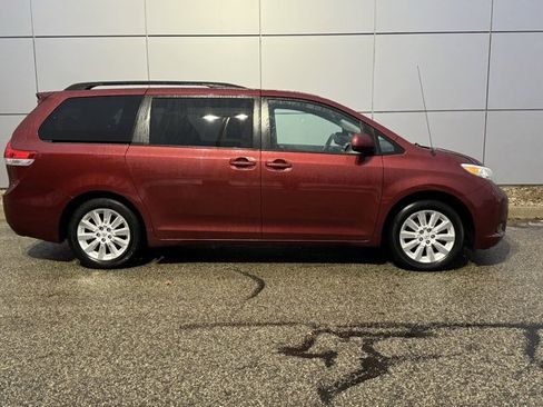 Used 2013 Toyota Sienna XLE image 37