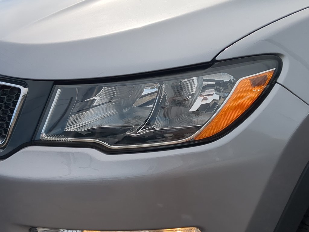Used 2018 Jeep Compass Latitude w/ Cold Weather Group AWD/4WD image 8