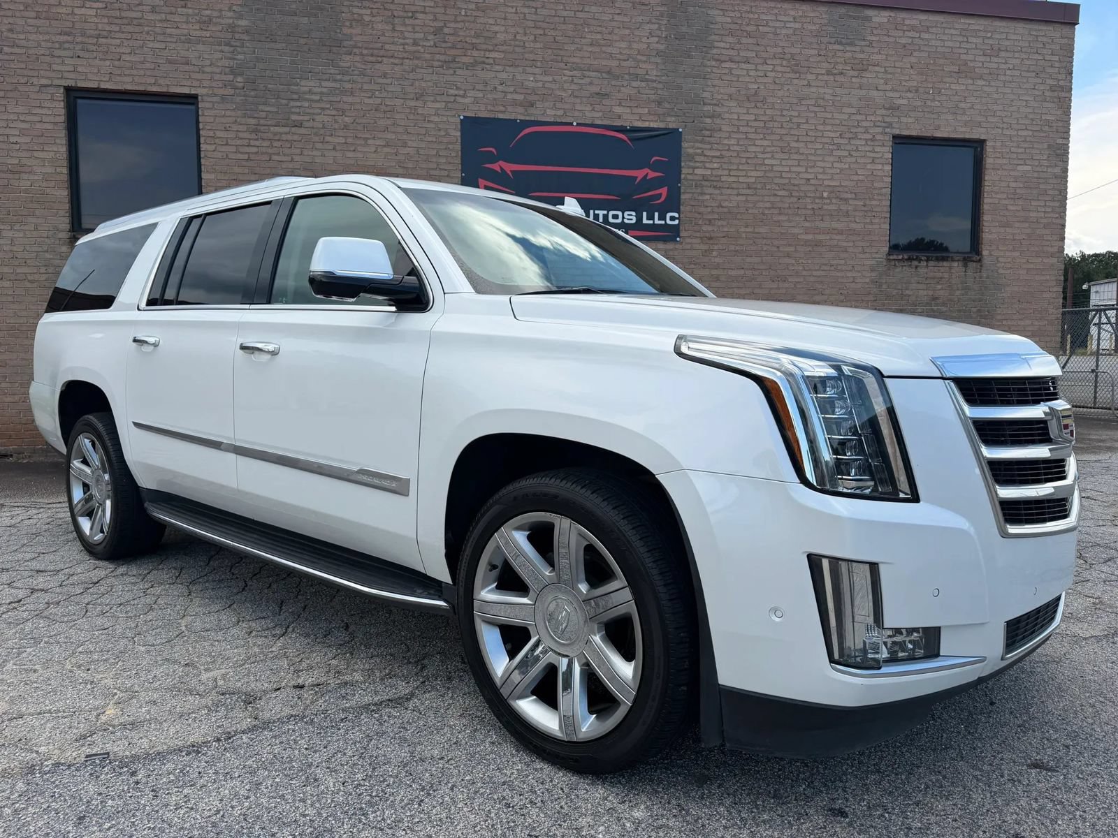 Used 2018 Cadillac Escalade ESV Luxury RWD image 2