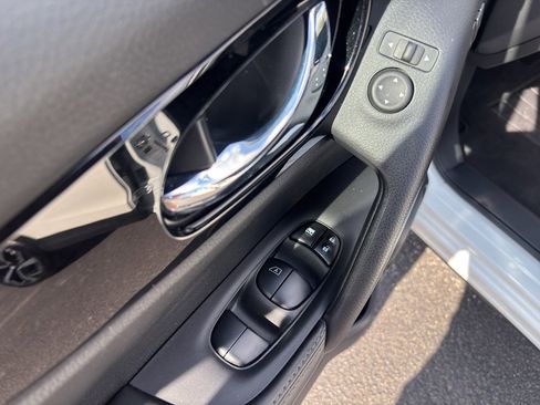 Used 2022 Nissan Rogue Sport SL w/ Premium Package image 11