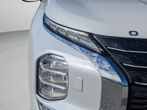 Used 2025 Mitsubishi Outlander SE AWD/4WD image 32
