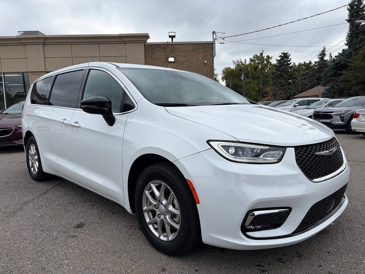 Used 2025 Chrysler Pacifica Select FWD image 3