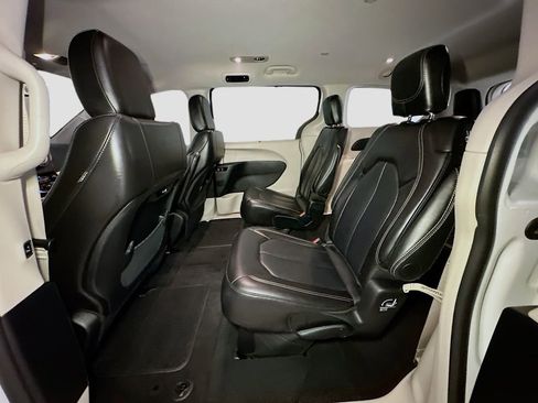 Certified 2024 Chrysler Pacifica Touring-L FWD image 28