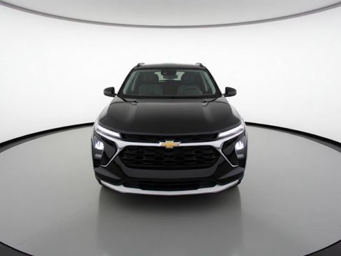 Used 2025 Chevrolet Trax LT w/ LT Convenience Package image 2