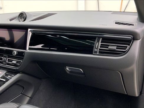 Used 2025 Porsche Macan image 21