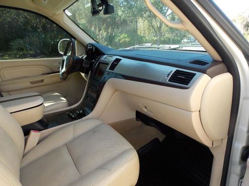 Used 2007 Cadillac Escalade 2WD w/ Information Package image 7