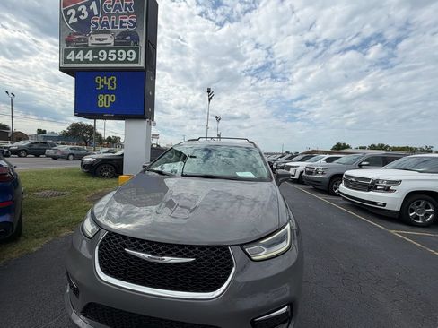 Used 2022 Chrysler Pacifica Touring-L FWD image 12