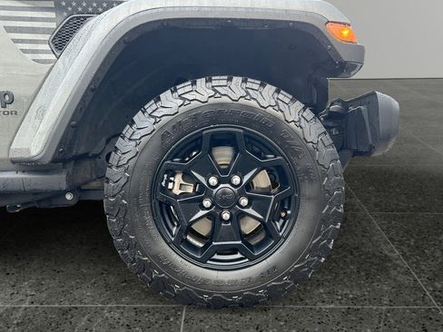 Used 2021 Jeep Gladiator Willys image 9