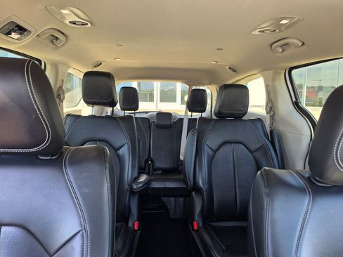 Used 2023 Chrysler Pacifica Touring-L FWD image 21