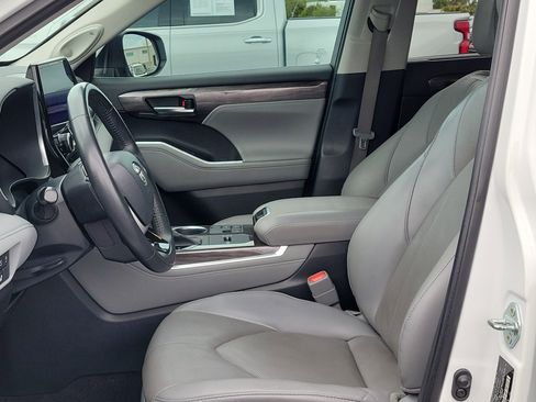 Used 2023 Toyota Highlander Limited image 22