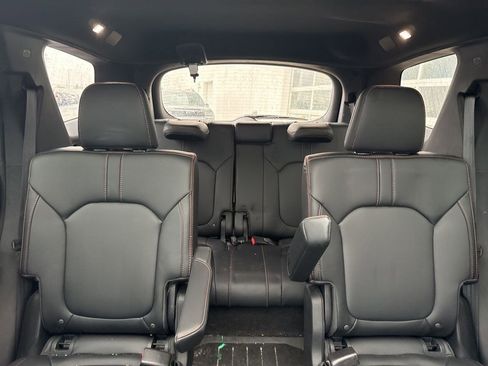 Used 2025 Honda Pilot TrailSport image 12