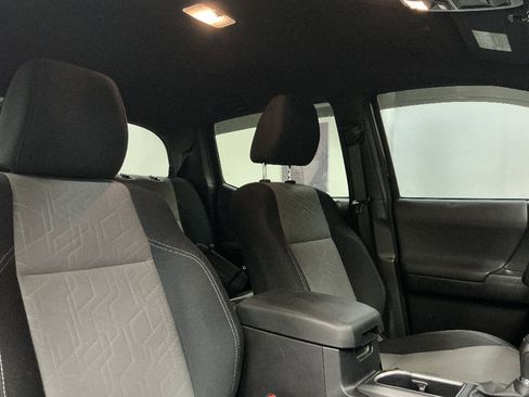 Used 2021 Toyota Tacoma TRD Off-Road w/ Technology Package AWD/4WD image 33