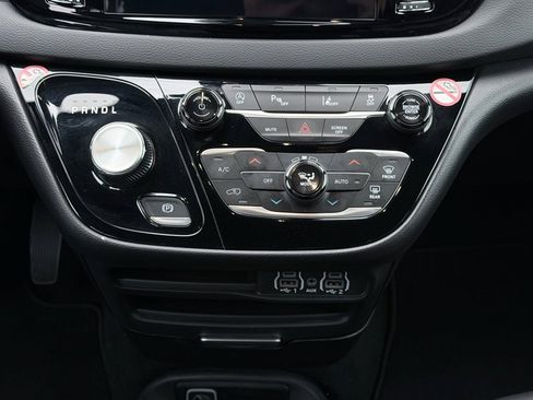 Used 2025 Chrysler Pacifica Select image 19