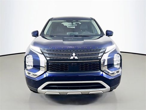 Used 2022 Mitsubishi Outlander SE image 2