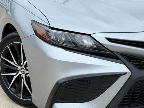 Used 2022 Toyota Camry SE FWD image 3