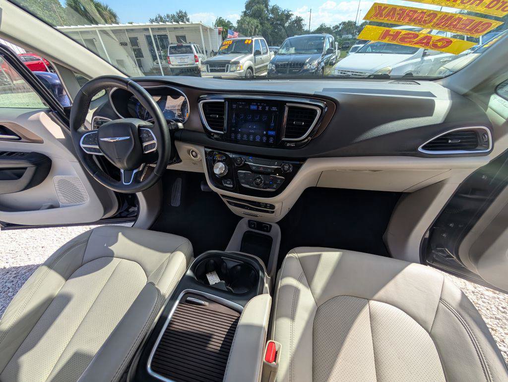 Used 2017 Chrysler Pacifica Touring-L Plus w/ Tire & Wheel Group FWD image 17
